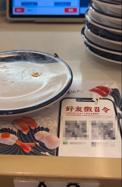 陳光軒吃迴轉壽司，竟有蟑螂爬上盤子。（圖／翻攝自陳光軒臉書）