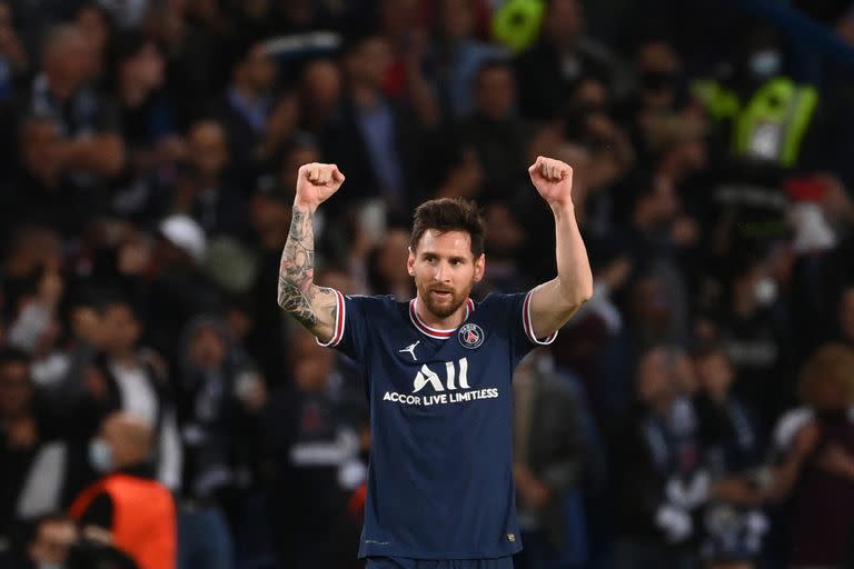 Brazos arriba, Messi festeja su primer gol con la camiseta de PSG
