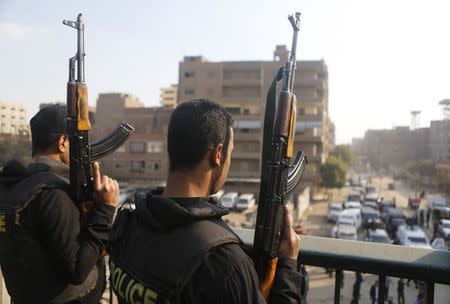 Security forces take up positions after closing roads, during an Islamist protest in El-Talbyia, near Giza, south of Cairo, November 28, 2014. REUTERS/Amr Abdallah Dalsh