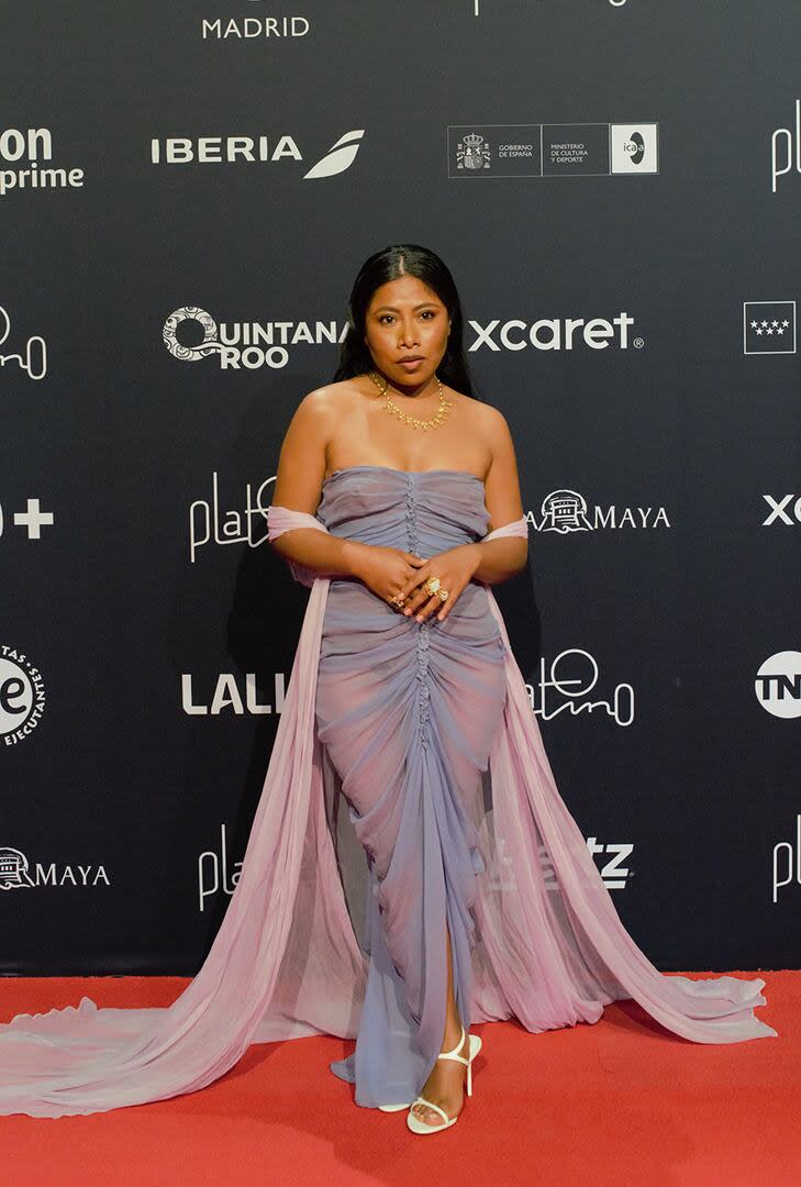 La actriz mexicana Yalitzia Aparicio optó por un vestido con hombros descubiertos en tonos lavanda