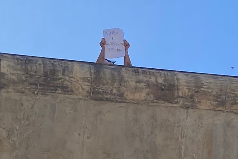 Los hinchas en el empalme con paseo del bajo