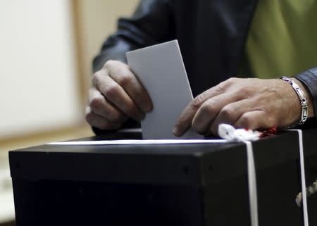 A man casts his ballot during the general election in Massama, on the outskirts of Lisbon, Portugal October 4, 2015. REUTERS/Hugo Correia