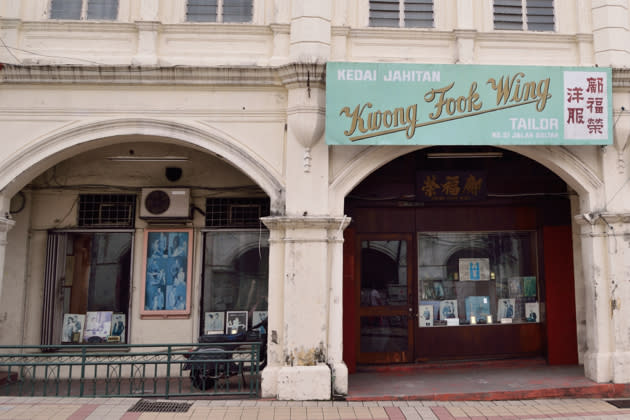 Kwong Fook Wing tailor was set up in 1915 and is now run by the third generation of the founding family. Some of its famous clientele include the second Prime Minister, Tun Abdul Razak, and the current king, Sultan Abdul Halim Mu'adzam Shah.