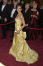 Uno de sus looks menos acertados fue el de 2005, cuando llevó un vestido amarillo con escote palabra de honor y lazada de Oscar de la Renta que no era nada favorecedor. (Foto: Frank Trapper / Getty Images)