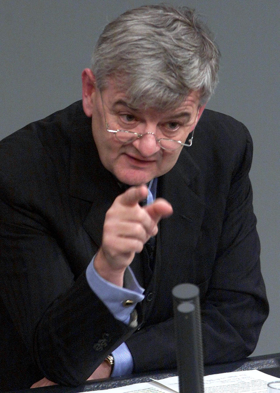 Im Alter etwas zahmer, doch auch in seiner Zeit als Außenminister kam der berüchtigte "Fischer-Finger" noch oft im Bundestag zum Einsatz. (Bild: REUTERS/Alexandra Winkler AX/JOH)