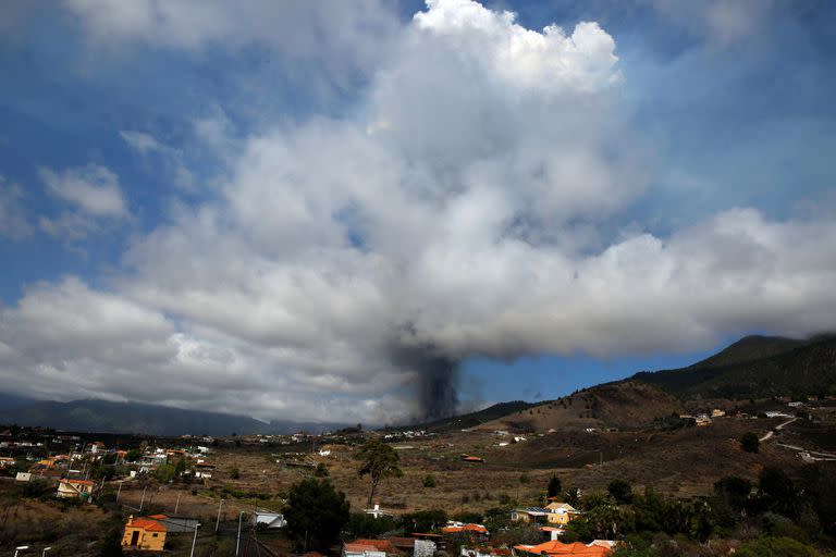 300 personas en peligro inmediato fueron evacuadas de sus hogares y enviadas al campo de fútbol del ayuntamiento