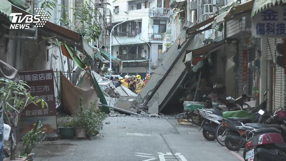 高雄新興區舊今日戲院今年1月才發生外牆倒榻。（圖／TVBS資料畫面）