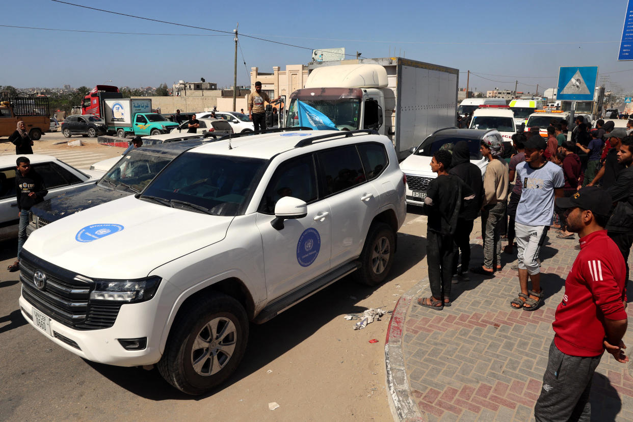 Le convoi transportant les corps des membres du personnel de l’ONG World Central Kitchen arrivant au point de passage de Rafah avec l’Égypte, dans le sud de la bande de Gaza, le 3 avril 2024.