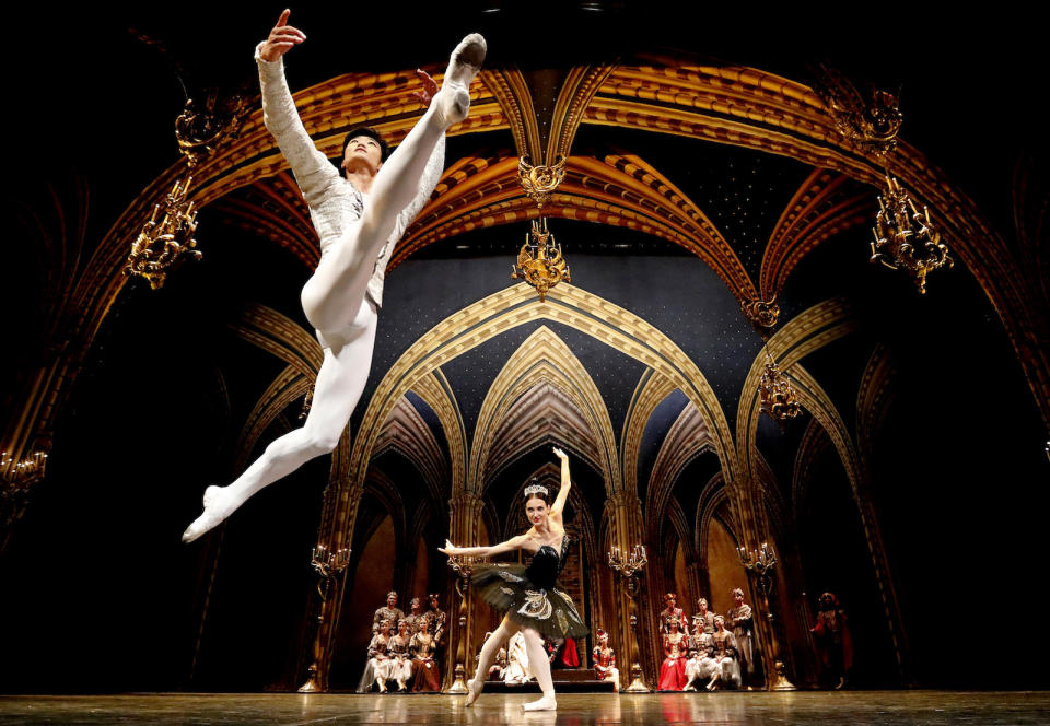 <p>Die beiden Tänzer Kimin Kim und Yulia Stepanova vom Sankt Petersburger Mariinski-Ballett führen „Schwanensee“ im Coliseum Theatre in London auf. (Bild: AP Photo/Frank Augstein) </p>