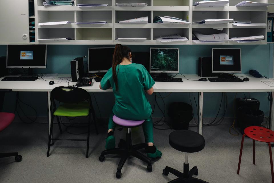 Una sanitaria del hospital se toma un descanso en una de las salas del centro. (Foto: Lucas Barioulet / AFP / Getty Images).