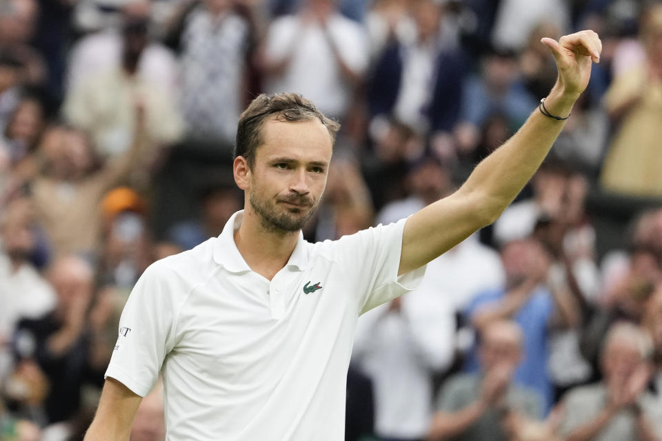 El ruso Daniil Medvedev celebra al vencer al italiano Jannik Sinner en los cuartos de final de Wimbledon el martes 9 de julio del 2024. (AP Foto/Alberto Pezzali)