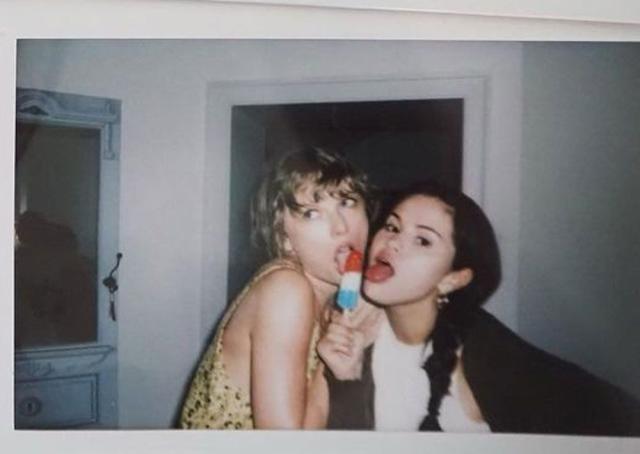 Taylor Swift And Selena Gomez Lesbian - Taylor Swift Shares Intimate Photos Celebrating Fourth of July With Selena  Gomez and Friends