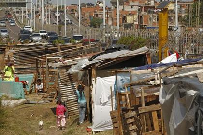 La caída bajo el umbral de la pobreza empuja a muchos a aceptar empleos en pésimas condiciones. 