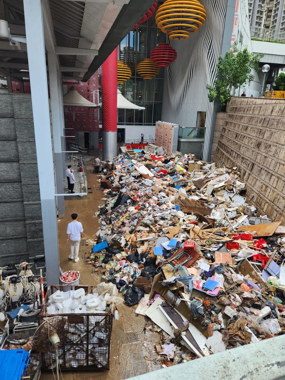 黃大仙中心北館地庫遭淹　善後垃圾堆積如山　　