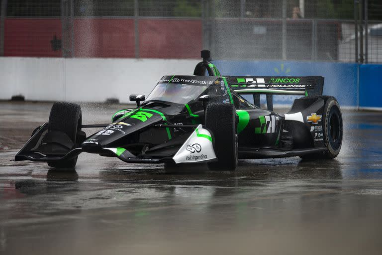 Agustín Canapino controla el auto bajo la lluvia; el arrecifeño enseñó una gran adaptación a IndyCar, pero no tiene asegurado su futuro en la categoría