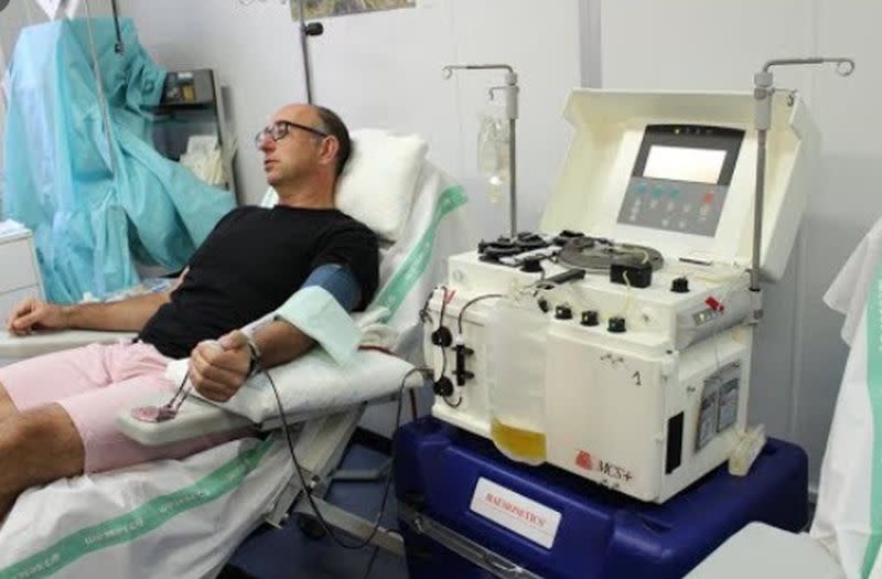 Donante de plasma conectado a una máquina de plasmaféresis en Alcázar de San Juan, Castilla la Mancha. (Crédito imagen: manchacentrotv).