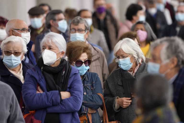 Personas se forman para vacunarse contra el coronavirus en el primer día de apertura de un nuevo centro de vacunación en Lisboa, Portugal, el miércoles 1 de diciembre de 2021. (AP Foto/Armando Franca)