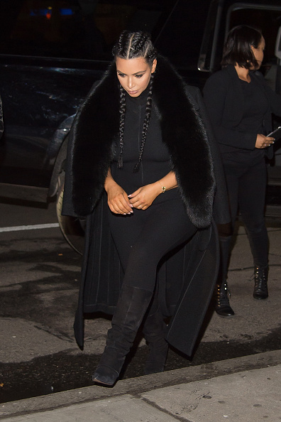 Kardashian-West se encuentra en Nueva York por la semana de la moda y para el debut del próximo álbum de su marido. La noche anterior ella fue vista con un atuendo muy similar.