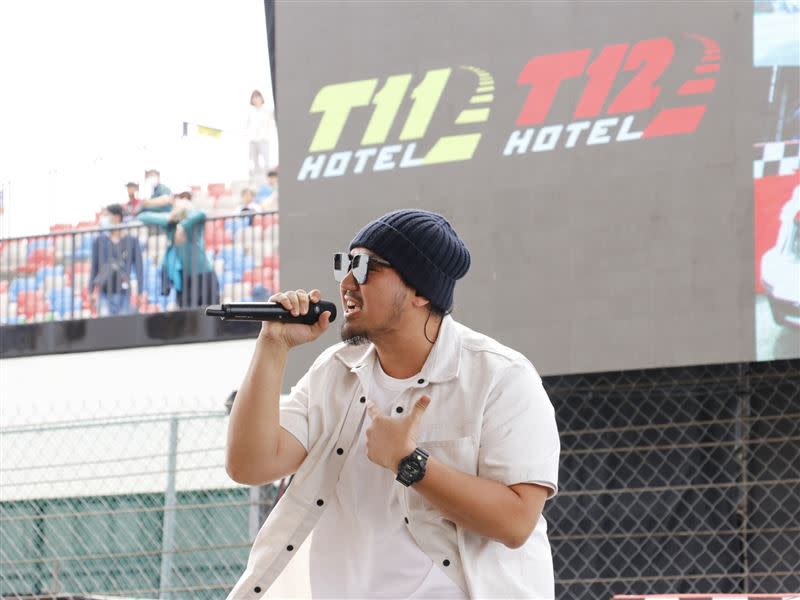 歌手MATZKA出席麗寶國際賽車場開幕，演唱精彩歌曲。（圖／麗寶提供）
