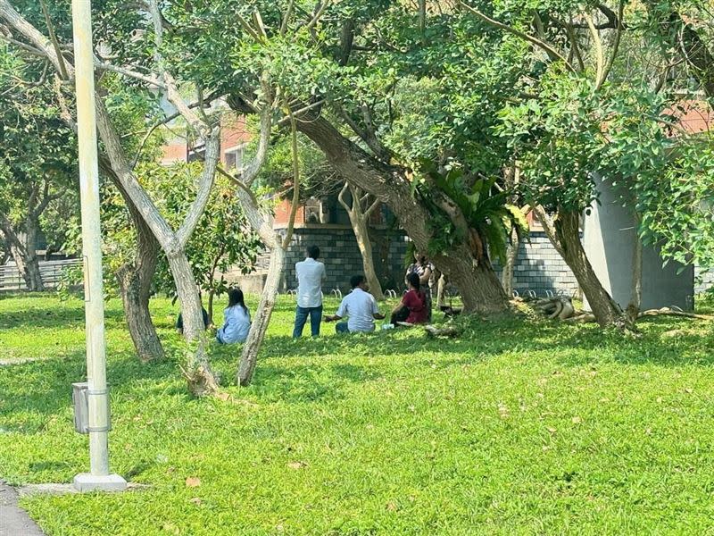 東華大學同學曬出系館燃燒過後的慘況以及教授的背影。（圖／翻攝自Threads）