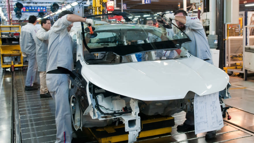 Crisis en las fábricas de autos por falta de piezas.