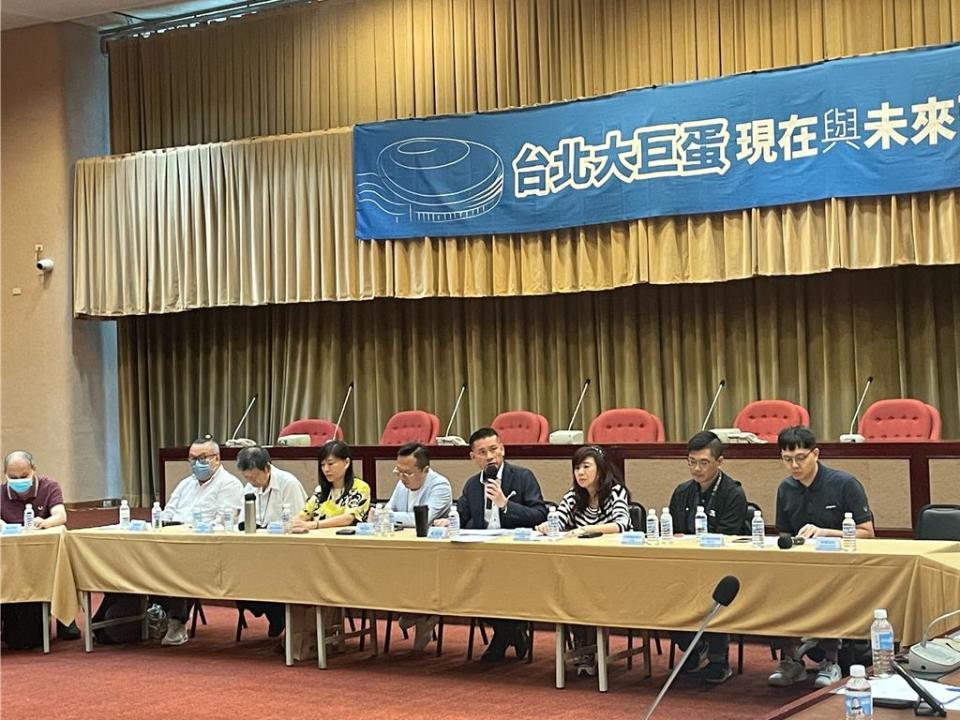 台北市議長戴錫欽29日邀集商圈、球團和演藝業者等舉辦大巨蛋公聽會。（劉彥宜攝）