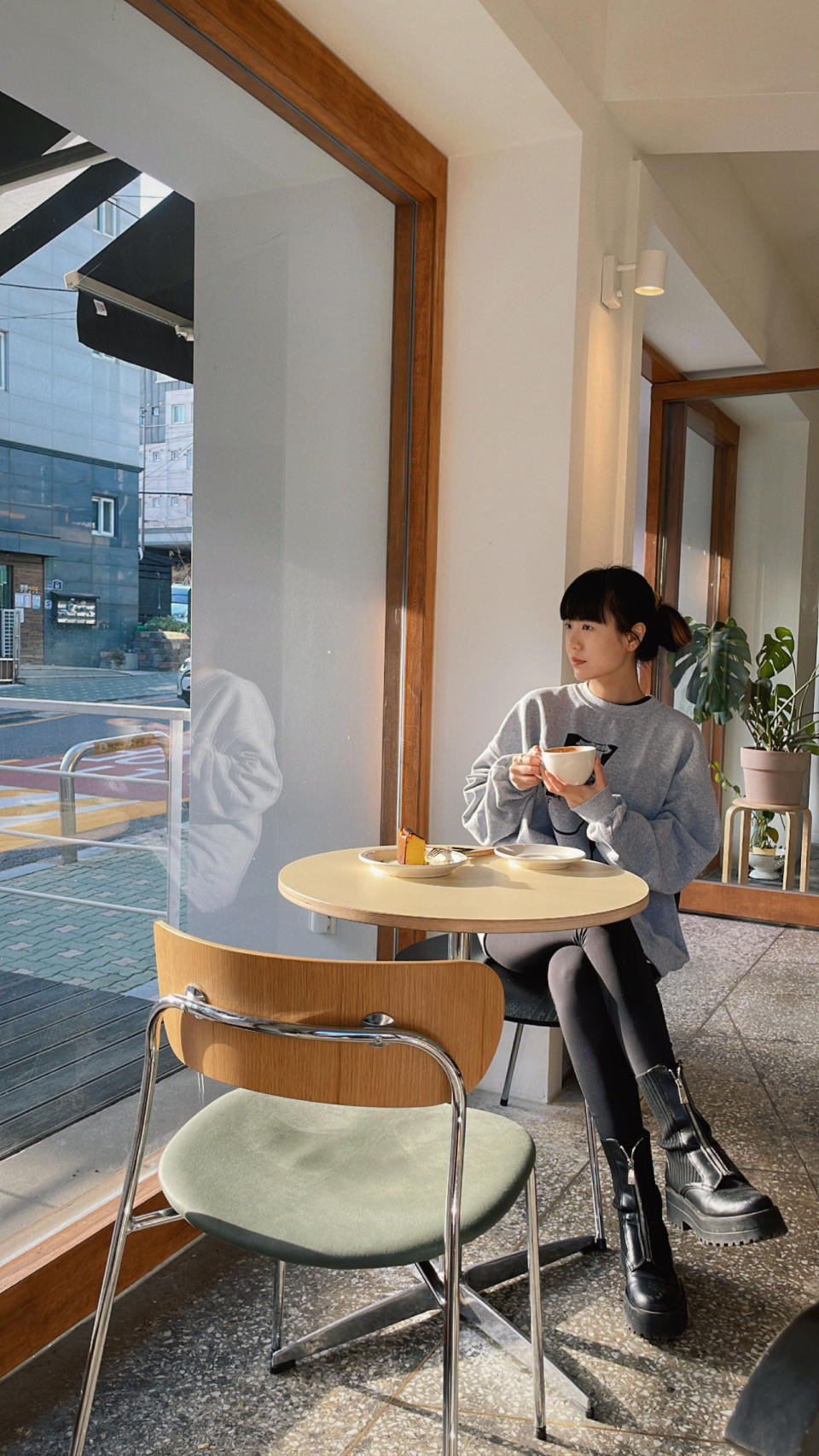 ▲孫盛希回韓造訪了弟弟在首爾開的咖啡廳。

