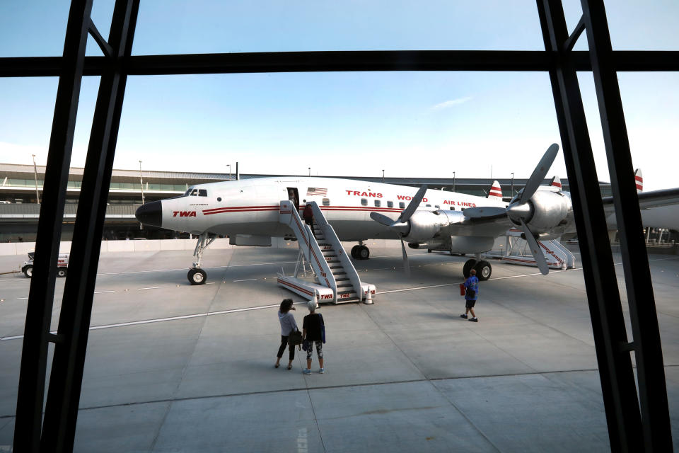 Uno de los aviones de la compañía TWA, el icónico Lockheed Constellation, apodado Connie, ha sido convertido en un bar de cócteles. (Foto: Mike Segar / Reuters).