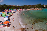 Tanti turisti affollano le spiagge più belle di Porto Cervo e dintorni. La Sardegna è finita nel mirino delle critiche per l'incremento di casi tra i turisti ma il governatore Solinas respinge le accuse: "Non siamo un'isola di untori". (Photo by Emanuele Perrone/Getty Images)