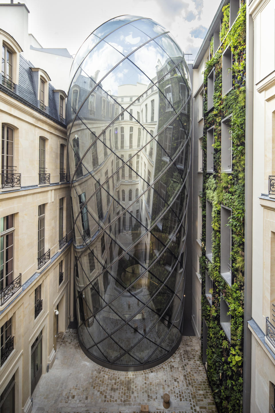 Le Visionnaire : bâtiment historique L'Oréal, 14 rue Royale à Paris.