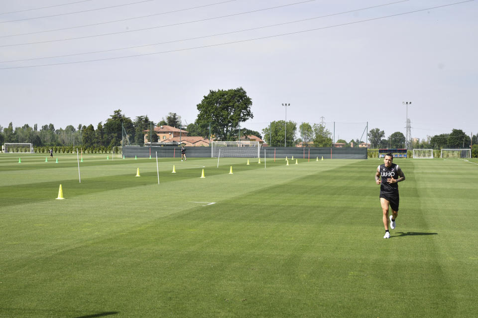 El delantero paraguayo del Bologna Federico Santander calienta durante un entrenamiento en Bologna, Italia, el martes 5 de mayo de 2020. (Massimo Paolone/LaPresse vía AP)