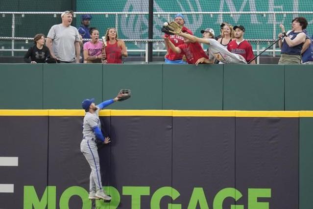 Royals' Salvador Perez hits 200th career home run in win over