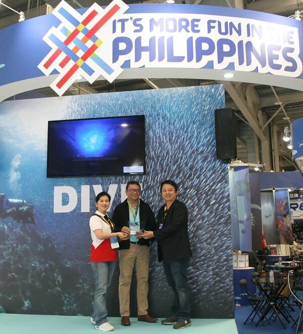 菲律賓行銷推廣署代表James A.SY(中)、菲觀部台灣分處處長海瑟博士(左)，獲DRT潛水展代表(右)授獎肯定。