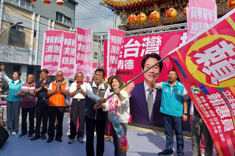 台南市長黃偉哲親自出席授旗。 （照片由賴惠員辦公室提供）