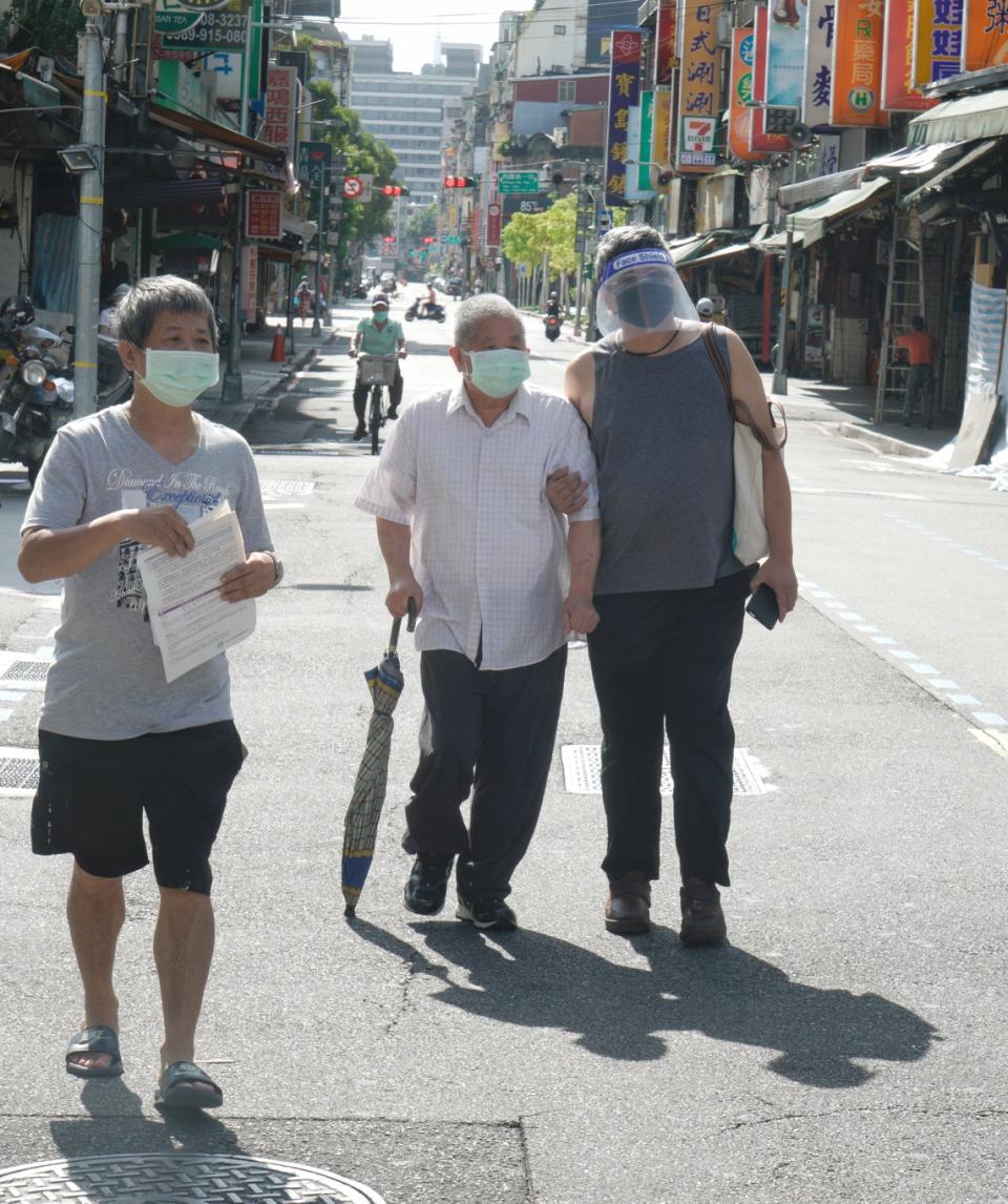 上午八點不到，許多長者就在家人的陪同下前往醫院接受疫苗接種。   圖：張良一/攝