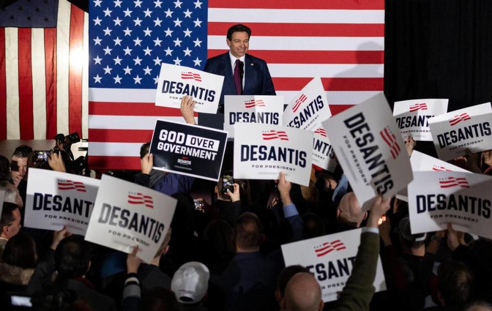 El gobernador de la Florida, Ron DeSantis, habla a sus partidarios durante su fiesta de observación de los caucus en el Sheraton West Des Moines Hotel, el lunes 15 de enero de 2024, en West Des Moines, Iowa. El ex presidente Donald Trump quedó en primer lugar en los caucus de Iowa el lunes por la noche.