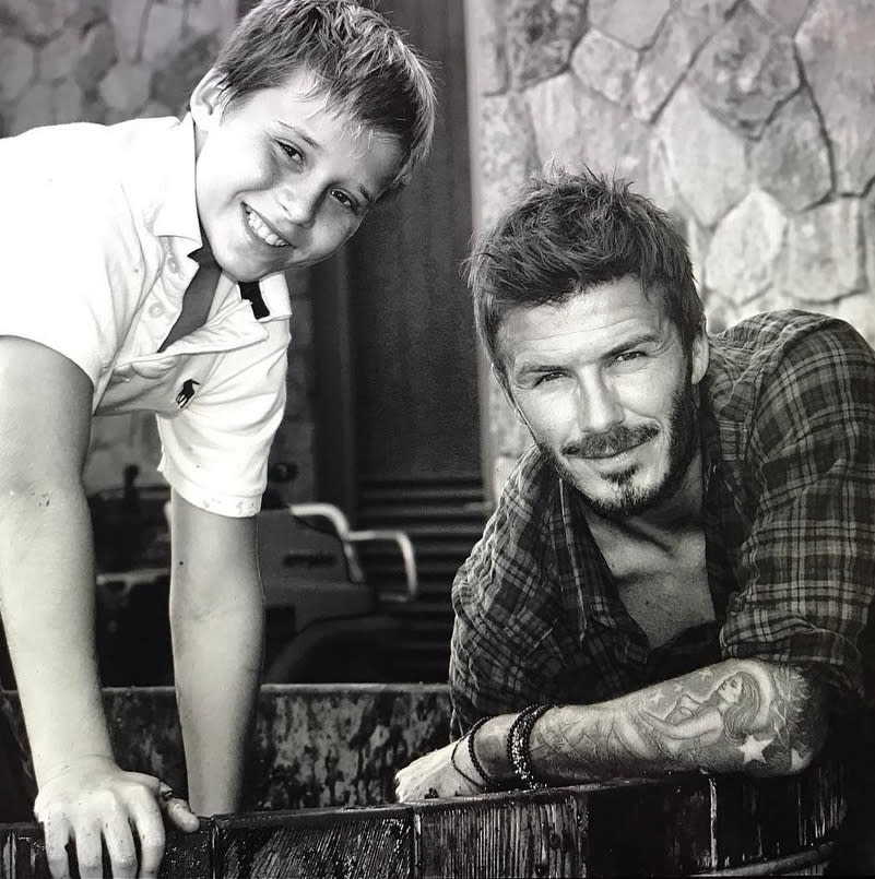 Er ist Stilikone, Sympathieträger, glücklicher Familienvater und gilt als heißester Fußballer aller Zeiten: David Beckham, heute 41 Jahre alt, scheint im Leben aber auch wirklich alles richtig gemacht zu haben. Doch als er seinem ältesten Sohn Brooklyn (links) dieses Wochenende zum 18. Geburtstag gratulierte, postete er einen Schnappschuss, der verrät, dass dem nicht immer so war. Denn … (Bild: Instagram/davidbeckham)