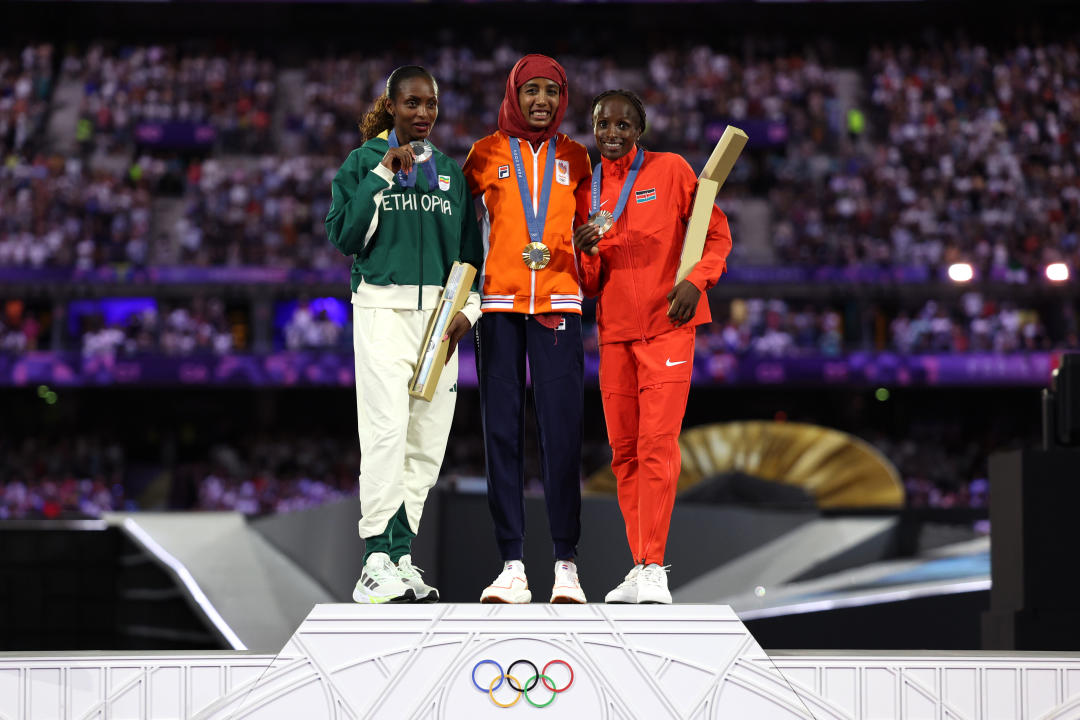 Sifan Hassan de Países Bajos ganadora de la medalla de oro,  Tigst Assefa de Ethiopia de la plata y de la medalla de Bronce  Hellen Obiri de Kenia. (Jamie Squire/Getty Images)