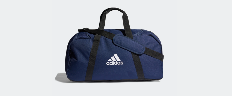 Maleta deportiva tiro primegreen mediana. (Foto: Adidas)