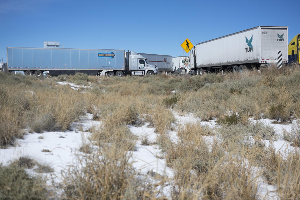 <p>MATEHUALA, SAN LUIS POTOSÍ, 09DICIEMBRE2017.- La carretera Monterrey-Saltillo permaneció parada debido a las nevadas de los últimos días. La foto es a la altura del paradero San Francisco, cerca de Matehuala (aún estado de San Luis Potosí), donde algunos pasajeros optaron por bajar de los camiones de pasajeros, cruzar la carretera, y tomar un autobús que tomara la desviación por la carretera libre hacia Linares.<br> FOTO: PEDRO ANZA /CUARTOSCURO.COM </p>