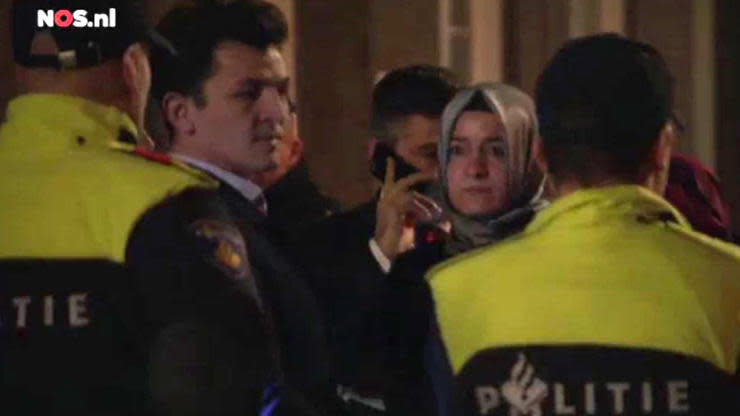 Den Haag bleibt hart: Kein türkischer Wahlkampf im Land. Nach dem Landeverbot für den Außenminister wurde die Familienministerin nach Deutschland zurück eskortiert. Es kam zu Protesten, auch in Düsseldorf. Erdogan tobt.