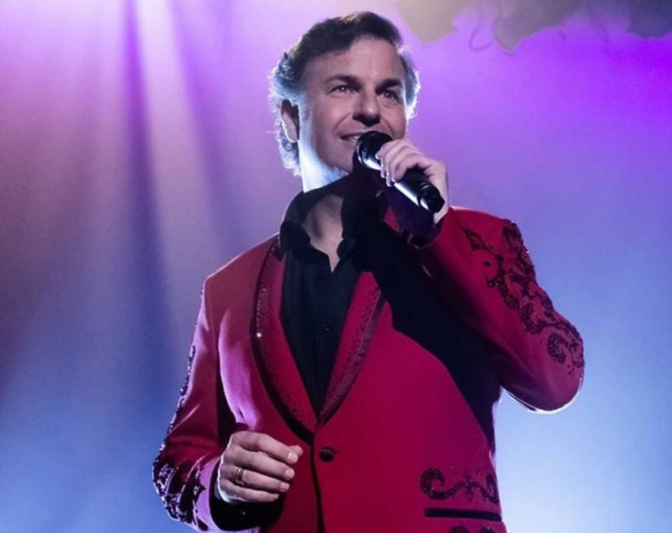 Tribute artist Mark Sanders will star in a pair of matinee and evening performances of A Merry Manilow Christmas — The Music of Barry Manilow at the Milton Theatre at 2 p.m. and 7:30 p.m. on Thursday, Dec. 21.