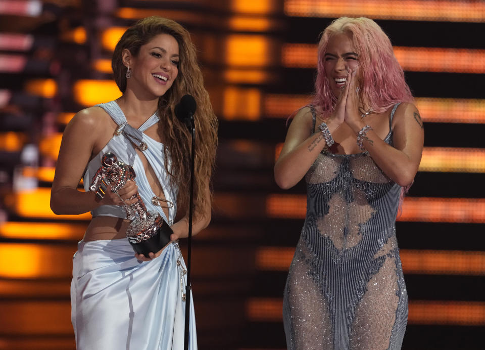 Shakira, izquierda, y Karol G reciben el premio a mejor colaboración por "TQG" en los Premios MTV a los Videos Musicales el martes 12 de septiembre de 2023 en el Prudential Center en Newark, Nueva Jersey. (Foto Charles Sykes/Invision/AP)