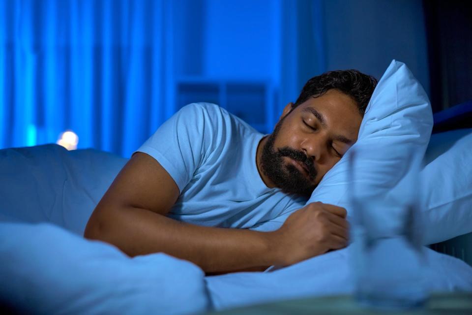Des facteurs tels que le manque de sommeil, une mauvaise alimentation et un manque d’engagement social et cognitif peuvent accroître les risques de souffrir de démence. (Shutterstock)