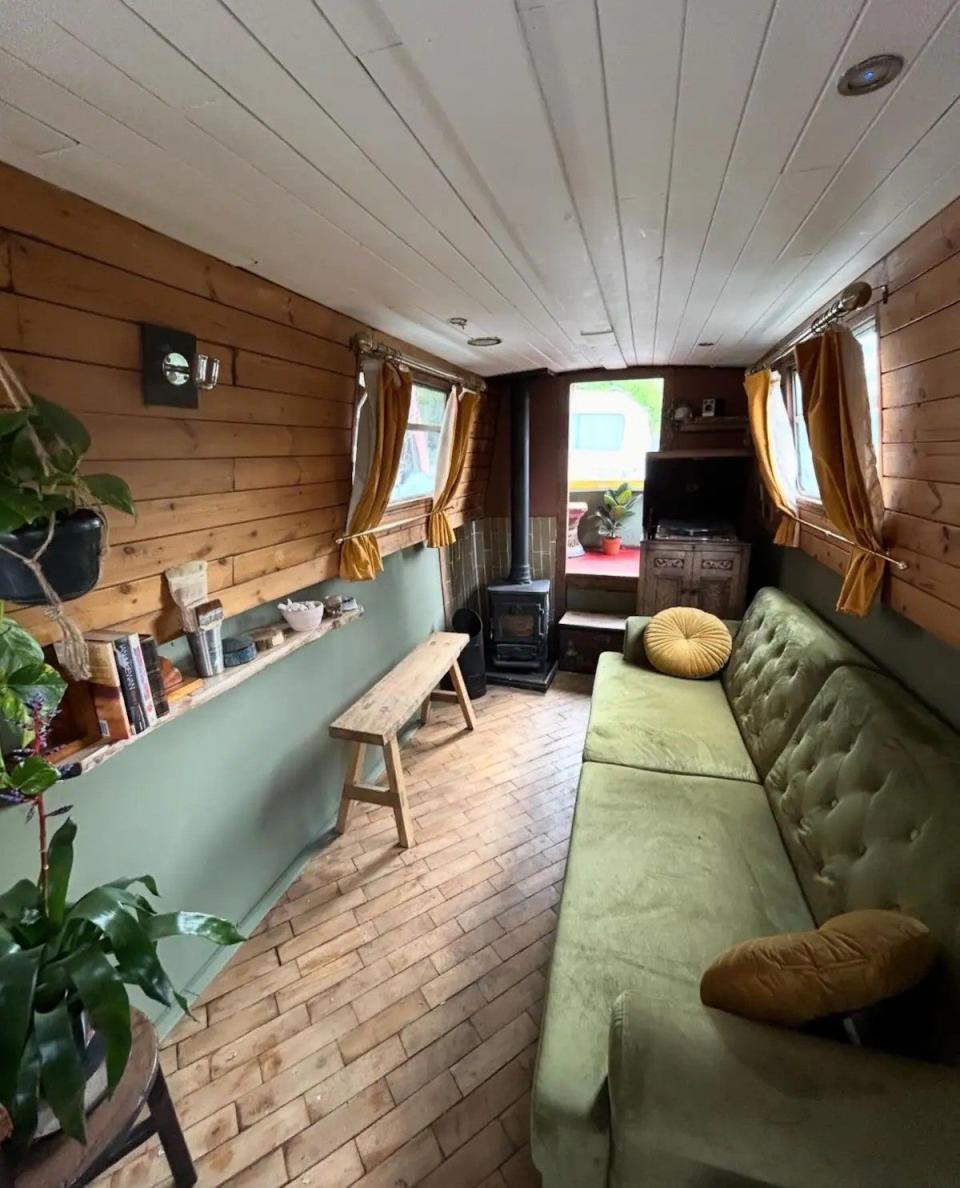 Slow down the pace on this renovated narrowboat in Hackney (courtesy of the Airbnb community)