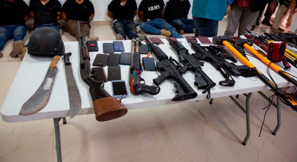 Parte del arsenal de armas incautado tras el asesinato del presidente Jovenel Moïse.