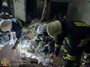 Trabajadores de rescate trabajan en la escena de un ataque con misiles en Bilhorod-Dnistrovskyi, región de Odesa, Ucrania