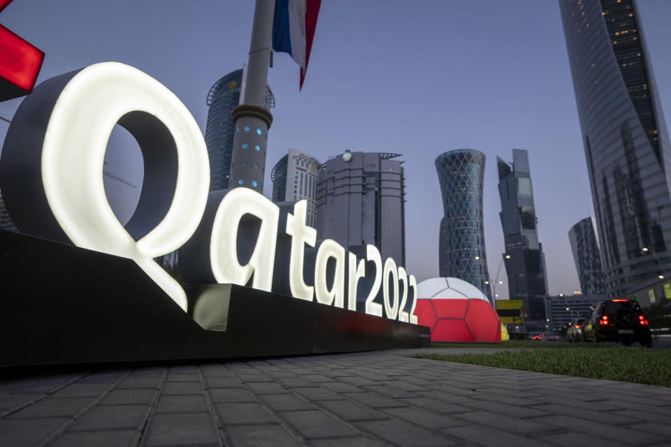 ARCHIVO - El logo del Mundial de Qatar 2002 cerca del Centro de Exhibiciones y Convenciones de Doha, el 31 de marzo de 2022. (AP Foto/Darko Bandic)