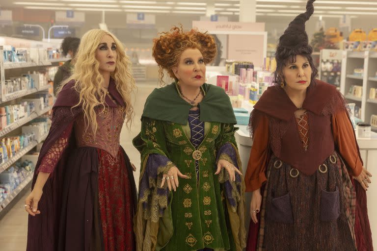 Sarah Jessica Parker (Sarah Sanderson), Bette Midler (Winifred Sanderson) y Kathy Najimy (Mary Sanderson)