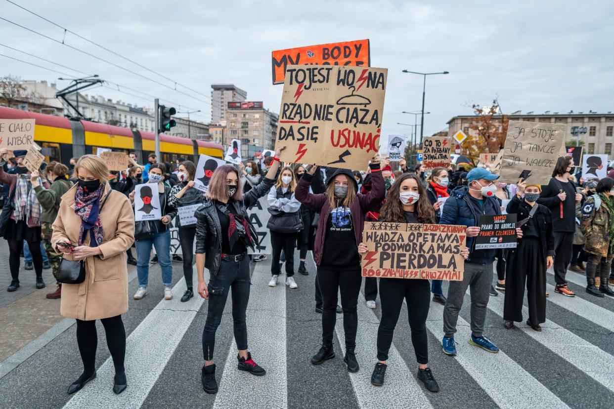 Les Polonais manifestent à Varsovie, contre la décision de la Cour constitutionnelle sur la restriction de la loi sur l'avortement, le 26 octobre 2020. - Wojtek Radwanski - AFP 